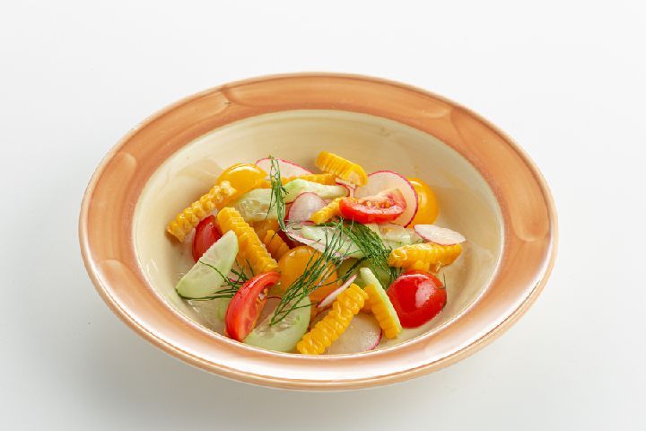 Салат овощной со сметаной