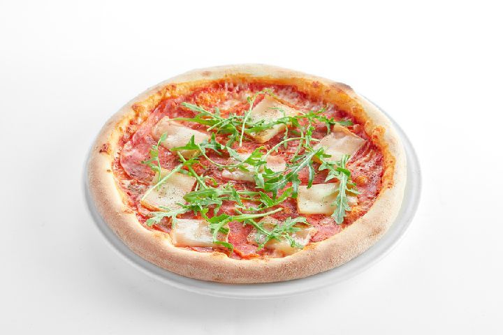 Пицца с салями спьянта и сыром таледжио