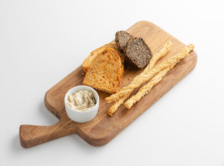 Домашний хлеб с маслом и анчоусами
