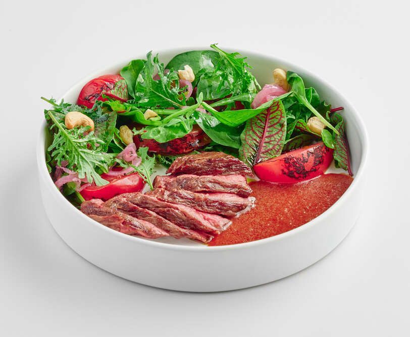 Стейк-салат с копчеными томатами  и орехами кешью
